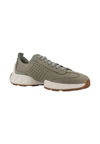 Zapatilla deportiva de color gris claro hecha de ante, con una parte superior perforada, cordones grises y suela blanca con una suela de goma texturizada.