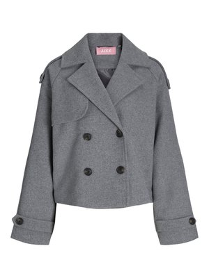 Grå, cropped dobbeltrækket jakke i tekstureret stof. Har store sorte knapper, spidse klapper og knapmanchetter. Foret indvendig.