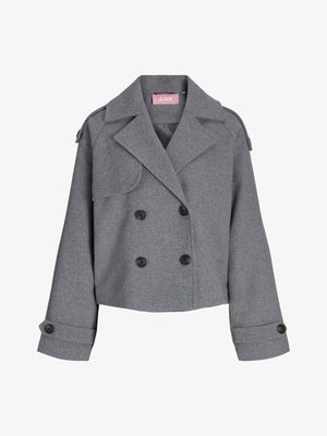 Szary, krótki dwurzędowy żakiet z teksturowanej tkaniny. Posiada duże czarne guziki, ostre klapy i mankiety zapinane na guziki. Podszewka wewnętrzna.
