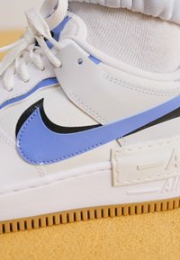 Nike Sportswear AIR FORCE 1 SHADOW - Sneakers basse - white/royal pulse/black/photon dust/summit white/persian violet