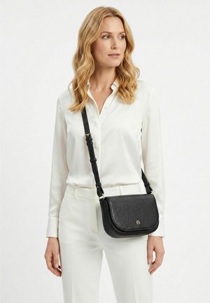 AIGNER, PURA UMHÄNGETASCHE LEDER 19.5 CM - Bandolera - black