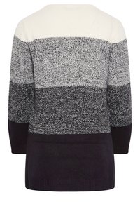 Pullovertröja med horisontella ränder i vitt, grått och svart. Stickad struktur, långa ärmar och rund halsdesign.
