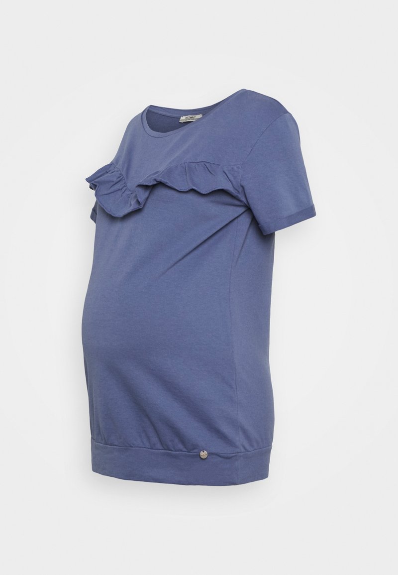 T-shirt de maternidade azul feito de tecido macio, com um design frontal franzido, mangas curtas e uma parte inferior franzida com um pequeno detalhe de botão.