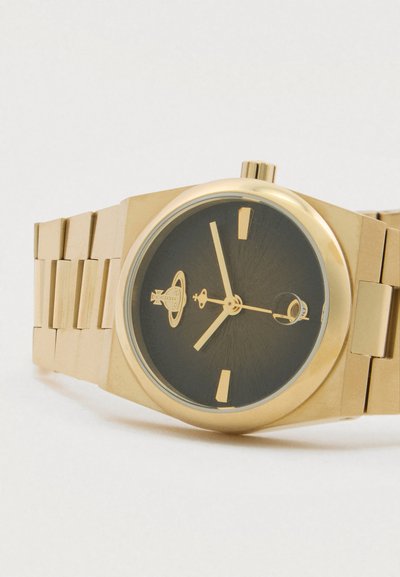 Χρυσό ρολόι χειρός με μαύρο καντράν, χρυσούς δείκτες ώρας και τρία χρυσά δείκτες, σε μπρασελέ από συνδεδεμένο μέταλλο, πάνω σε λευκό φόντο.