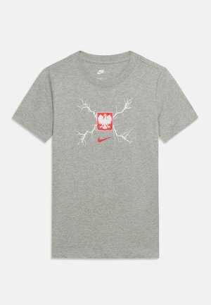 Grijs Nike T-shirt met rood-wit Pools adelaar-embleem en wit bliksemontwerp rond het embleem op de borst.