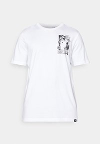 Hvid bomulds T-shirt med et sort trykt grafisk og tekstdesign på venstre brystområde, rund halsudskæring og korte ærmer.