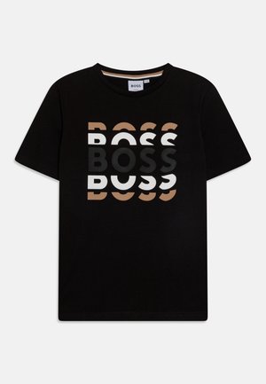 T-shirt noir à manches courtes avec le mot "BOSS" imprimé quatre fois en marron, blanc et noir, dans un design empilé et partiellement superposé.