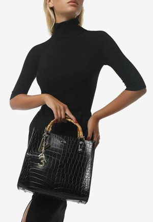 Borsa a mano nera con stampa a coccodrillo, manico in bambù, hardware in argento e dettaglio portachiavi, con una forma strutturata e una finitura lucida.