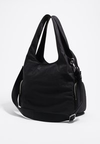 Czarna nylonowa torba na ramię o luźnym kroju, z dużym otwartym wlotem, regulowanym paskiem oraz metalowymi zamkami błyskawicznymi po bokach.