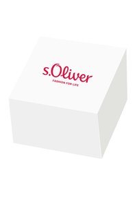 Caja de embalaje cuadrada blanca con un acabado suave. Presenta el nombre de la marca "s.Oliver" en rojo negrita, acompañado del lema "MODA PARA LA VIDA."