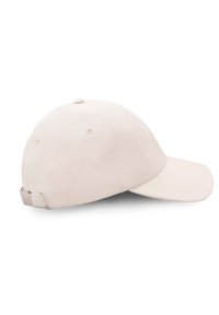 Beżowa bawełniana czapka baseballowa z zakrzywionym daszkiem, sześcioma otworami wentylacyjnymi i regulowanym paskiem z tyłu. Gładka tekstura i prosty design.