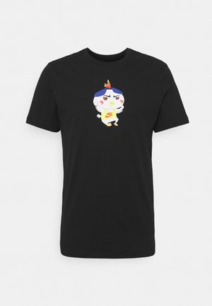 Czarny t-shirt z kreskówkowym ptakiem o niebieskich włosach, czerwonych policzkach i żółtej koszulce Nike, stojącym ze skrzyżowanymi ramionami i pewnym wyrazem twarzy.