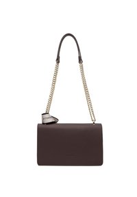 Borsa a tracolla in pelle marrone con forma rettangolare, dotata di una tracolla in catena dorata e un piccolo tag con il logo. Texture liscia e design minimalista.