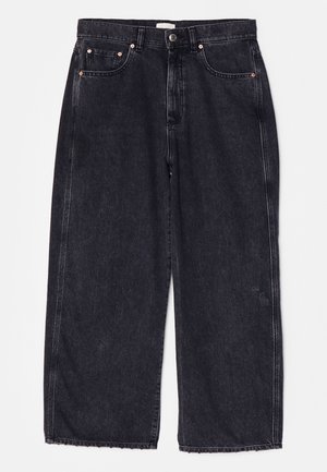 Schwarze weite Denim-Jeans mit einem leicht ausgefransten Saum, ausgestattet mit fünf Taschen und kontrastierender Naht. Texturierter Stoff mit glatter Oberfläche.
