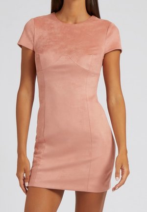 Säädetty vaaleanpunainen mokkainen minimekko lyhyillä hihoilla ja sauma-yksityiskohdilla, päällä nainen, joka seisoo yksinkertaisen vaalean taustan edessä.