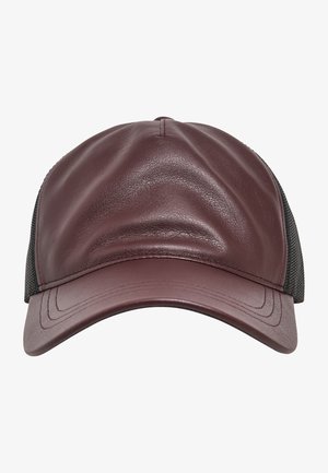 Bordo hattu, jossa on sileä nahkainen etuosa ja verkkokangas takaosa. Varustettu kaarevalla lierillä ja ommelluilla yksityiskohdilla reunoissa.