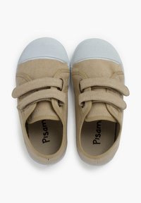 Chaussures en toile beige avec des semelles en caoutchouc blanches et deux bandes Velcro. Design à bout rond, tissu texturé et imprimé "Pisam" à l'intérieur.