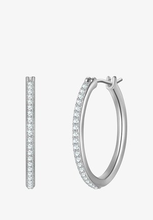 Pendientes de aro de plata que presentan una fila de cristales transparentes a lo largo del borde frontal, con un acabado pulido y un cierre de bisagra seguro.