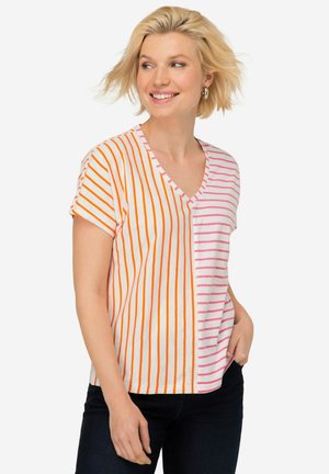 Korte mouw V-hals T-shirt met afwisselend oranje en roze strepen op een witte achtergrond, met omgeslagen mouwen en een ontspannen pasvorm.