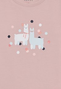 Roza pamučna majica s ilustracijama dviju lama s glitter detaljima, okružena šarenim točkicama raznih veličina.