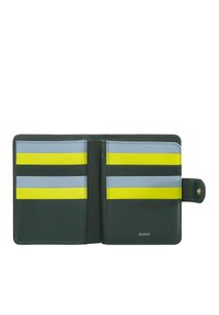 Groene lederen portemonnee met meerdere pasjesvakjes, voorzien van horizontale strepen in blauw, grijs en geel. Veilige drukknoopsluiting en geperst logo.