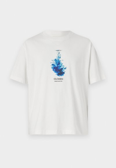 Balta kokvilnas T-kreklā ar zilu grafiku, kas atgādina tintes difūziju, ar vārdu "CLOSED" un "INDIGO INJECTION" drukātiem zem dizaina.