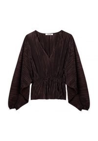Blusa plissettata marrone scuro con scollatura a V profonda, vita arricciata e maniche larghe. Realizzata in tessuto texture, presenta sottili righe verticali.
