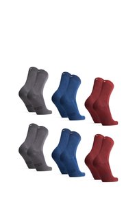 Cuatro pares de calcetines: dos grises, dos azul marino y dos rojos. Cada par tiene un puño acanalado y una textura suave con un logotipo en el costado.