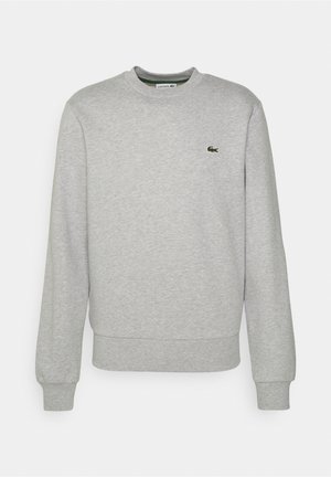 Lysegrå sweatshirt med rund halsudskæring og lange ærmer samt lille grønt krokodillelogo på venstre bryst.