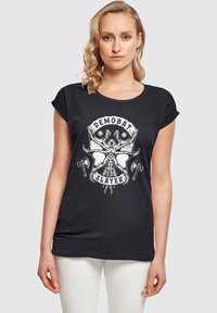 Sort bomulds T-shirt med korte ærmer, der har et hvidt grafisk design med teksten "DEMO BAT SLAYER" og viser en flagermus og økser.