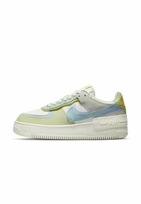 Nike Air Force 1-sneakers med en blandning av gröna, blå och gula läderpaneler, med en kraftig vit sula och inpräglad detalj "AIR".