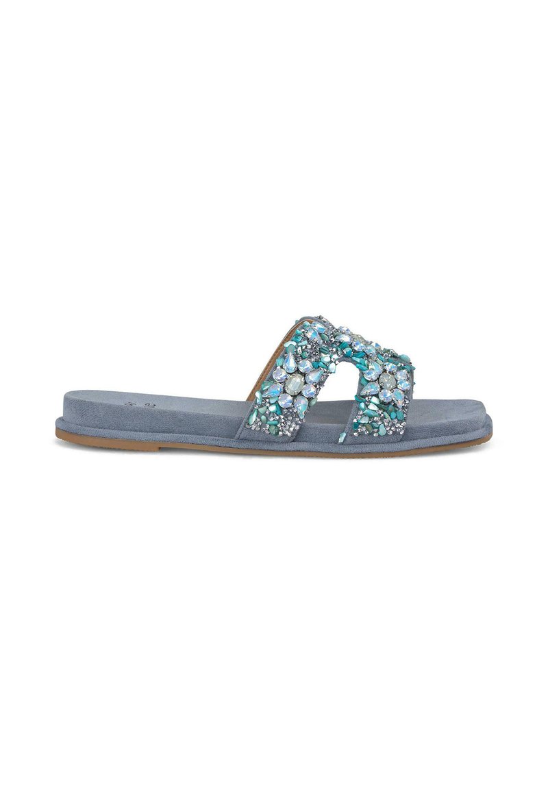Blauwe suède slide sandaal met twee versierde banden, voorzien van iriserende en turquoise edelstenen, platte zool en subtiele stiksels.