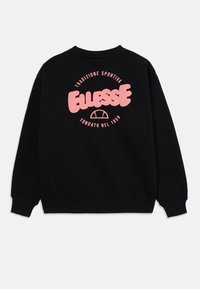 Svart hettegenser med rosa grafisk tekst "Ellesse" og "Tradizione Sportiva" på baksiden, med ribbestrikkede mansjetter og hem. Laget av bomull.