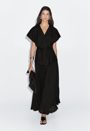 Massimo Dutti LONG PLEATED WITH WAISTCOAT DETAIL - Maxi šaty - black