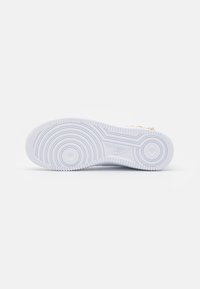 Nike Sportswear AIR FORCE 1 - Tenisice - white/metallic gold