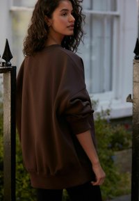 Next HEAVYWEIGHT BRUSHED CREW NECK - Mikina - brown chocolate