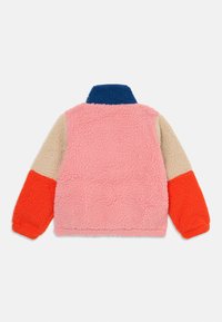 Veste en polaire pour enfants avec un corps rose, des manches supérieures beige, des manches inférieures orange vif et un col bleu foncé, vue de l'arrière.