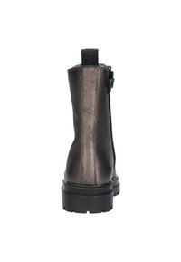 Bottes noires en cuir avec une finition texturée, dotées d'une semelle en caoutchouc robuste et d'une fermeture éclair latérale accentuée par une languette à l'arrière.