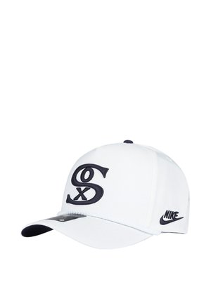 Cappellino da baseball bianco Nike con logo nero "Sox" sul davanti e swoosh nero Nike sul lato, con un bordo intrecciato sopra la visiera.