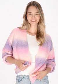 Stickad cardigan i gradient rosa, lavendel och vita färger. Har en avslappnad passform, öppen framsidan och rullade ärmar. Lätt textur.