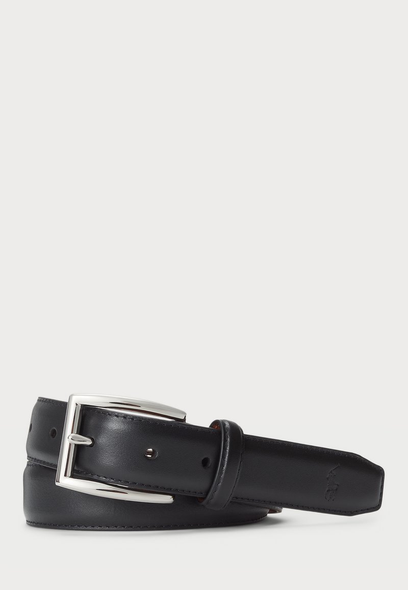 Cinto de couro preto com uma fivela de metal prateada, apresentando uma textura suave, múltiplos furos de ajuste e um design clássico e seguro.