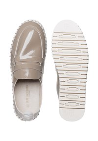 Beige Lacklederslipper mit Gummisohlen, aufgewertet durch eine gestickte Kante und eine glatte Oberfläche. Mit Logo auf der Innensohle.