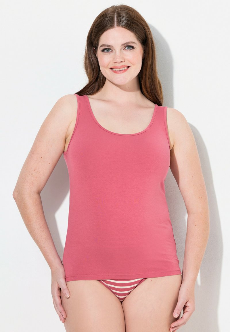 Rosa Tanktop aus weichem Stoff mit einem runden Ausschnitt. Verfügt über schmale Träger und eine figurbetonte Form. Getragen mit gestreiften Bikini-Hosen.