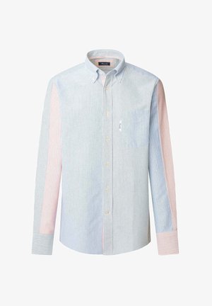 Camicia a righe con bottoni, caratterizzata da tonalità di azzurro chiaro e rosa pastello, con taschino sul petto e maniche a fantasia contrastante.