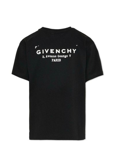 Zwart T-shirt met korte mouwen met witte tekst "GIVENCHY 3, Avenue George V PARIS" gedrukt op de achterkant, gecentreerd nabij de halslijn.