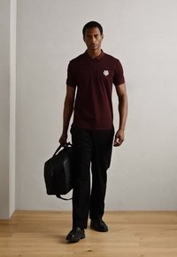 Antony Morato SLIM FIT WITH RUBBER INJECTION PRINT PATCH EFFECT - Poloshirts - dark cherry