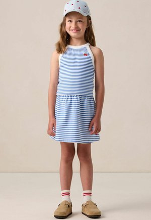 Robe sans manches bleu et blanc à rayures avec une taille froncée et des broderies de cerises ; associée à un chapeau bleu clair arborant des motifs de cerises.