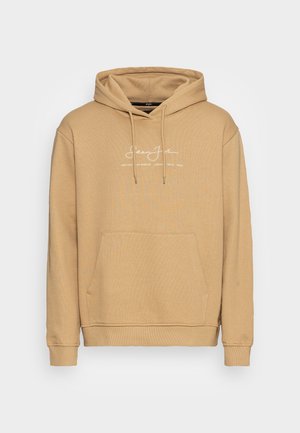 Sweat à capuche beige avec une poche frontale, capuche à cordon de serrage et texte logo blanc. Fait en tissu doux avec des poignets et un ourlet côtelés. Design simple.