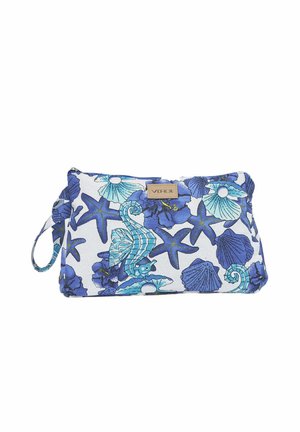 Estuche con cremallera azul y blanco con correa para la muñeca, decorado con conchas marinas, estrellas de mar, caballitos de mar y patrones florales, etiquetado como "VERDE."