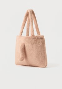 Svetloružová taška z umelej kožušiny s dvojitými ušami a detailom tvaru chvosta na boku, umiestnená na jednofarebnom bielom pozadí.